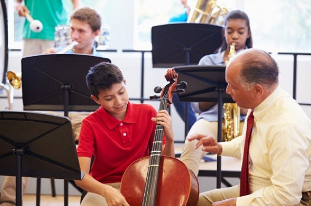Auch traditionelle Bildungsinhalte interessant vermitteln zu können – das ist eine der größten Herausforderungen der musikpädagogischen Praxis (© istock/monkeybusinessimages).