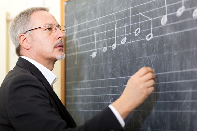 Um Musiktheorie ansprechend und zielführend zu vermitteln, sind gut ausgebildete didaktische Fähigkeiten von oberster Priorität (© istock/Minerva Studio).