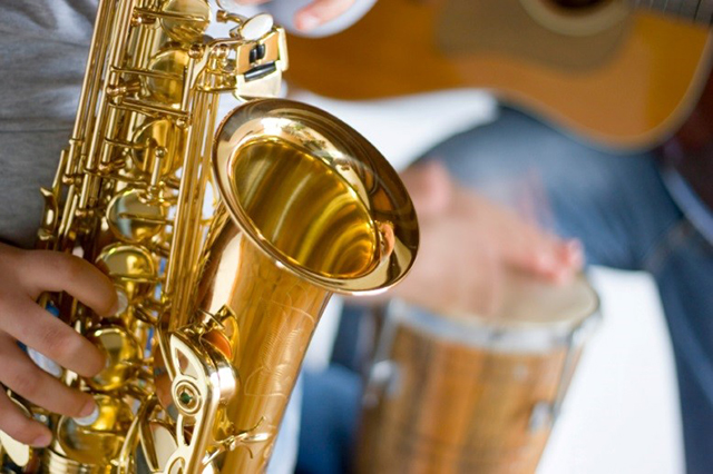 Auch, wenn das Saxophon eine Jazz-Größe ist und sogar von Ex-US-Präsident Bill Clinton gespielt wird – nicht jeder Nachbar liebt die Übungsstunden (© iStock.com/ArtmannWitte).