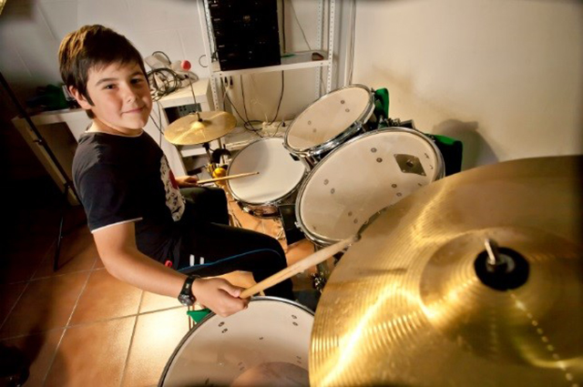 Raus aus der Schule, ran ans Schlagzeug – wer klagt, kann mit zwei Stunden Trommelzeit pro Tag belohnt werden (© iStock.com/alfernec).