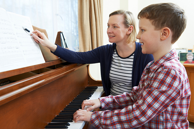 Wenn Klavierlehrer ihren Schülern ein positives Gefühl zum Unterricht vermitteln können, ist schon viel gewonnen.