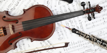 Geige und Oboe auf Notenblättern