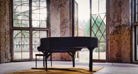 Klavier in altem Haus