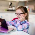 Schülerin mit Tablet im Homeschooling