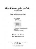 Der Student geht vorbei 