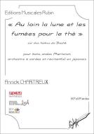 Au loin la lune et les fumées pour le thé 