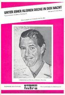 Unter einer kleinen Decke in der Nacht 