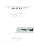 Er schaut die Schlange an 