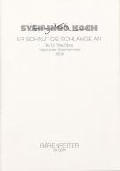 Er schaut die Schlange an 