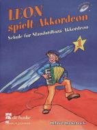 Leon spielt Akkordeon 1 