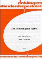 Der Student geht vorbei 