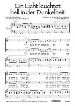 Ein Licht leuchtet hell in der Dunkelheit 