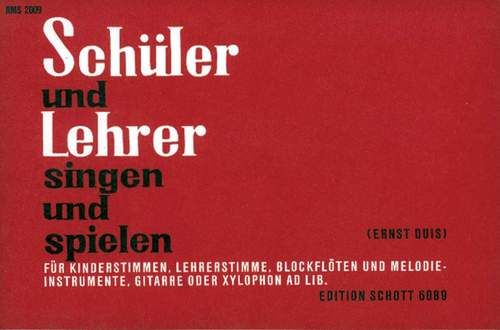 Schüler und Lehrer singen und spielen 