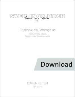 Er schaut die Schlange an 
