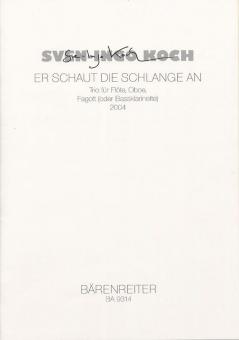 Er schaut die Schlange an 