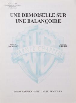 Une Demoiselle Sur Une Balancoire 