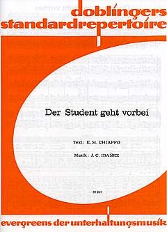 Der Student geht vorbei 
