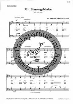 Mit Blumengebinden 