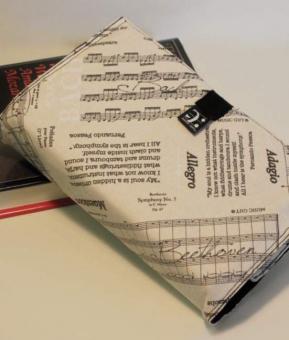 Buchhülle aus Notenstoff 