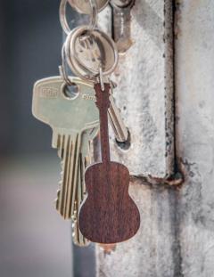 Schlüsselanhänger Gitarre Walnuss 