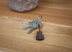 Schlüsselanhänger Gitarre Walnuss 