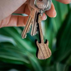 Schlüsselanhänger E-Gitarre Walnuss 