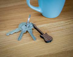 Schlüsselanhänger E-Gitarre Walnuss 